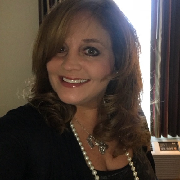 Meet your Posher, Lori - Picture 1 of 1